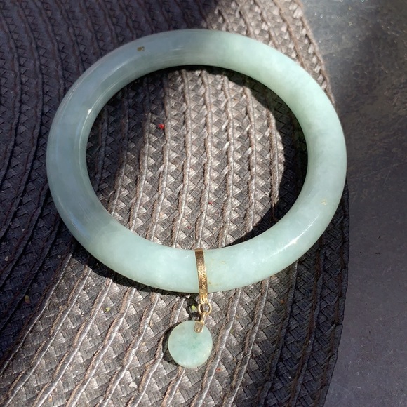 Burma Jade bracelet with 14K gold charm. Worn once - Picture 2 of 2